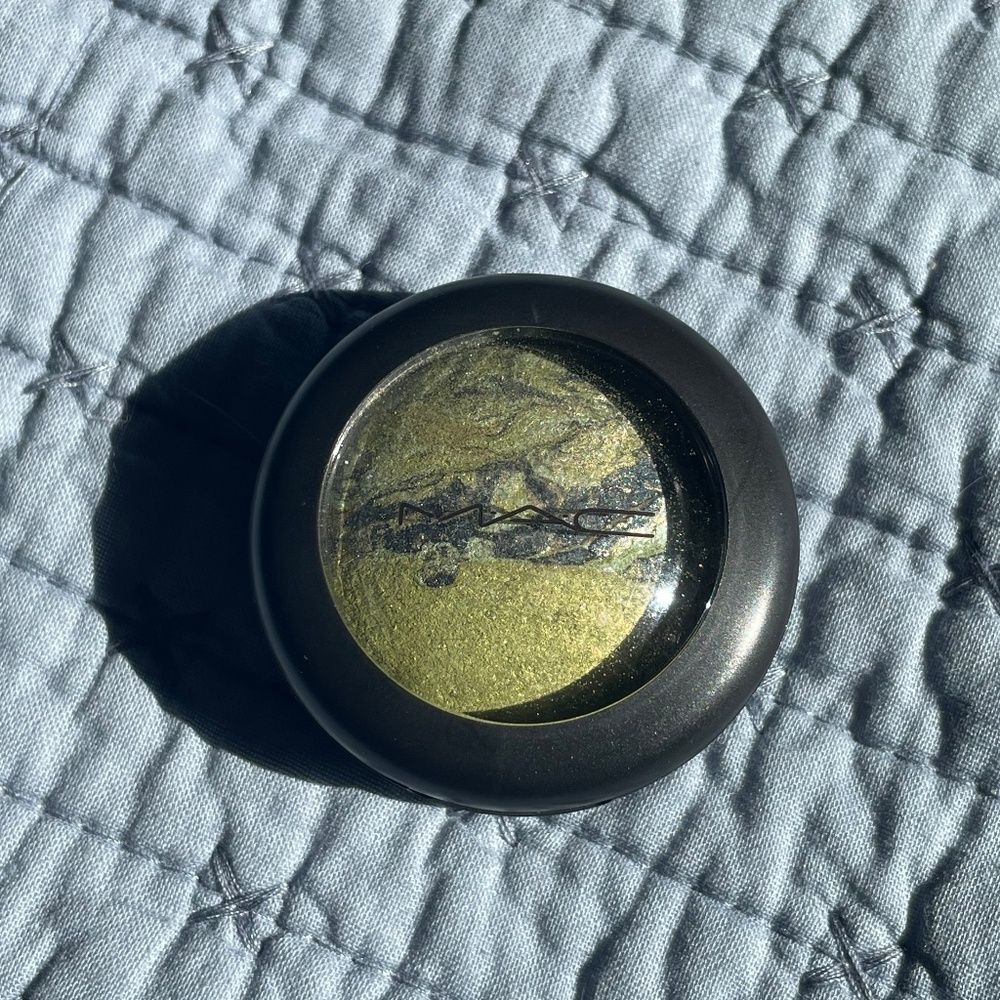 LE MAC Mineralize Eyeshadow in Fresh Green Mix - Picture 2 of 4